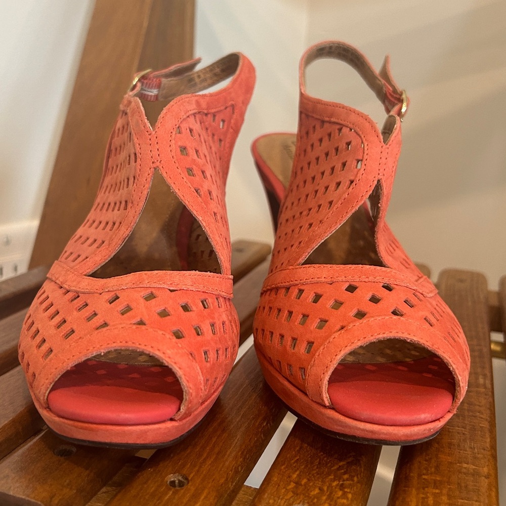Clarks Artisan Wessex Shay Peep Toe Heels Coral Suede Leather Womens size 8 - Picture 5 of 7